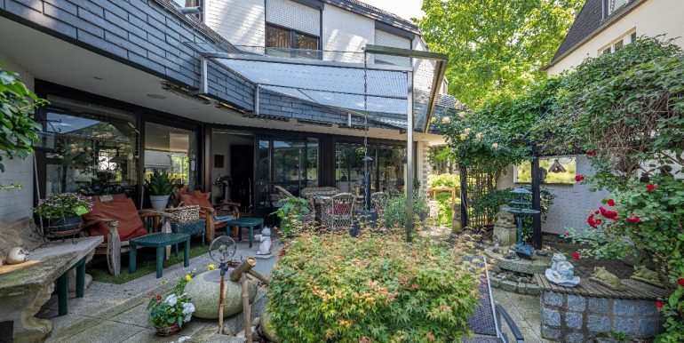 Wunderschöner Garten mit teilweiser überdachter Terrasse