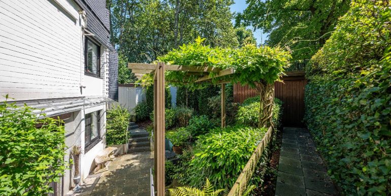 Terrasse Einliegerbereich und Gartenhaus