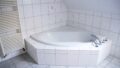 Eckbadewanne im Hauptbadezimmer